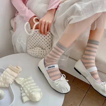 Стъклени копринени копринени чорапи Сладък Mid-tube пот абсорбиращи райета дълги чорапи анти-триене крак прозрачни чорапи пролет и лято
